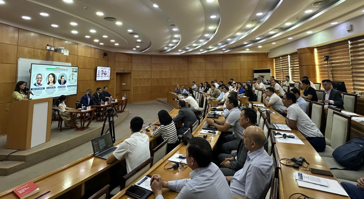 Participant engagement at the first panel session involving Ms Darya Kim, Mr. Keith Carter, Mr. Azizjon Abdurakhimov, and Mr. Aziz Atabekov