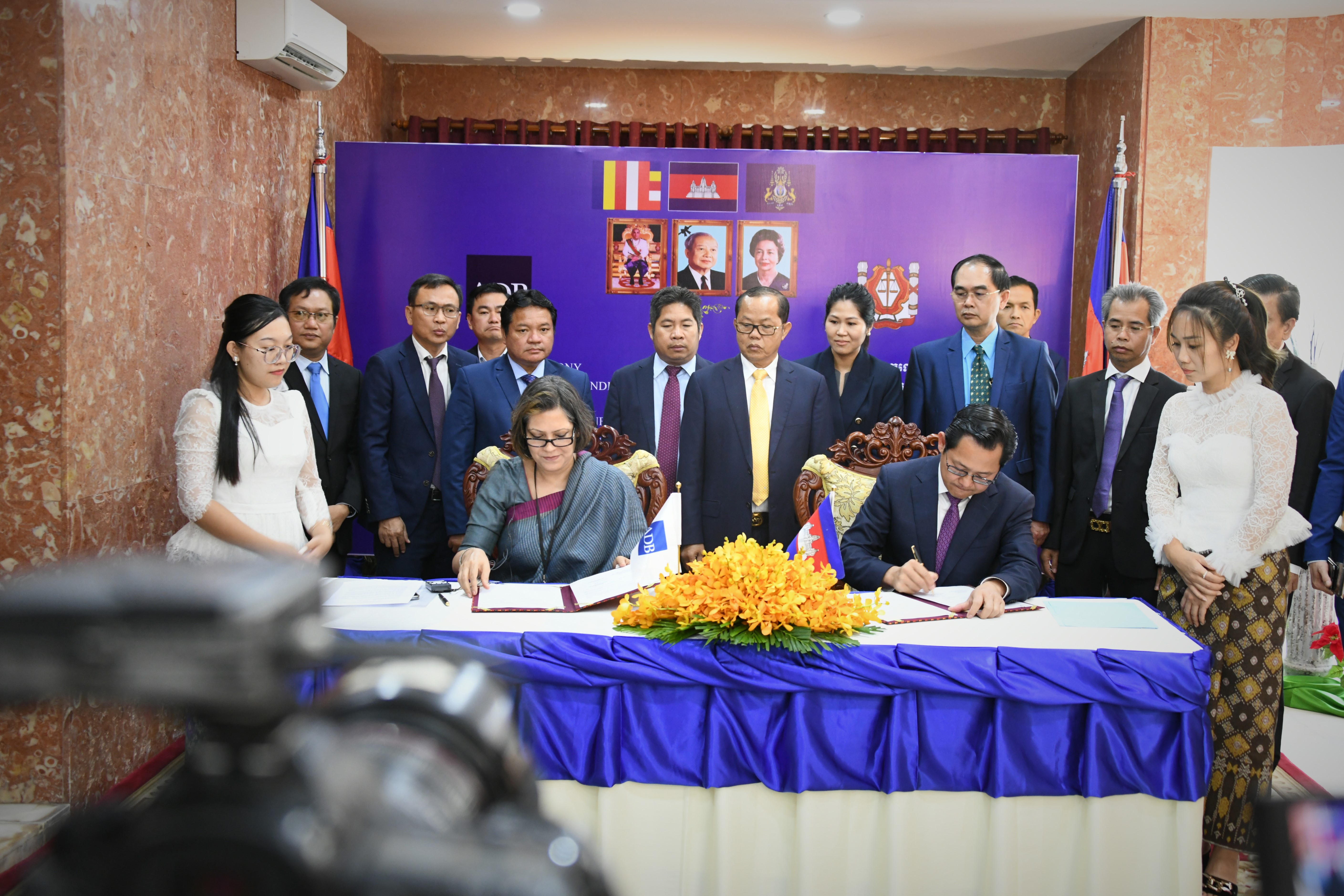 ADB Country Director, Jyotsana Varma, and Minister of Justice Excellency Koeut Rith sign the MOU.