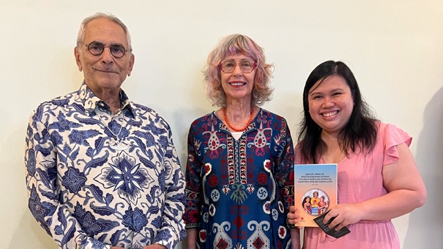 Maria Cecilia T. Sicangco, Counsel and Co-Team Leader of the Promotion of Gender-Responsive Judicial Systems technical assistance project, and Justice Robyn Layton, lead ADB consultant, present the Handbook to the President of Timor-Leste, His Excellency José Ramos-Horta.