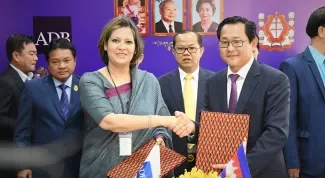 Asian Development Bank Country Director Jyotsana Varma and Minister of Justice, His Excellency Koeut Rith, sign the MOU.